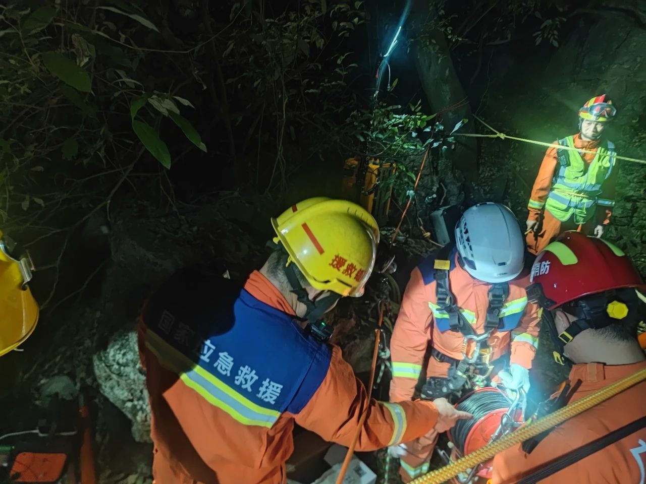 新春紧急救援 | 探险者深洞遇险，华锡队火速驰援营救成功