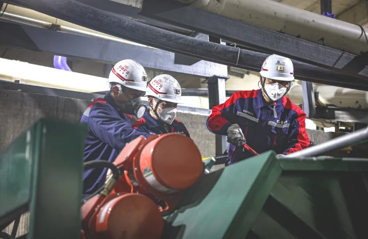 解难题 创实效丨高峰公司巴里选矿厂粗选摇床中矿流程优化试验研究取得新突破