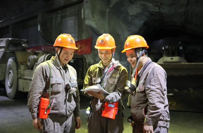 红色锡都丨华锡有色劳模 何鉴锭：井下鏖战勇担当 铲运先锋立新功